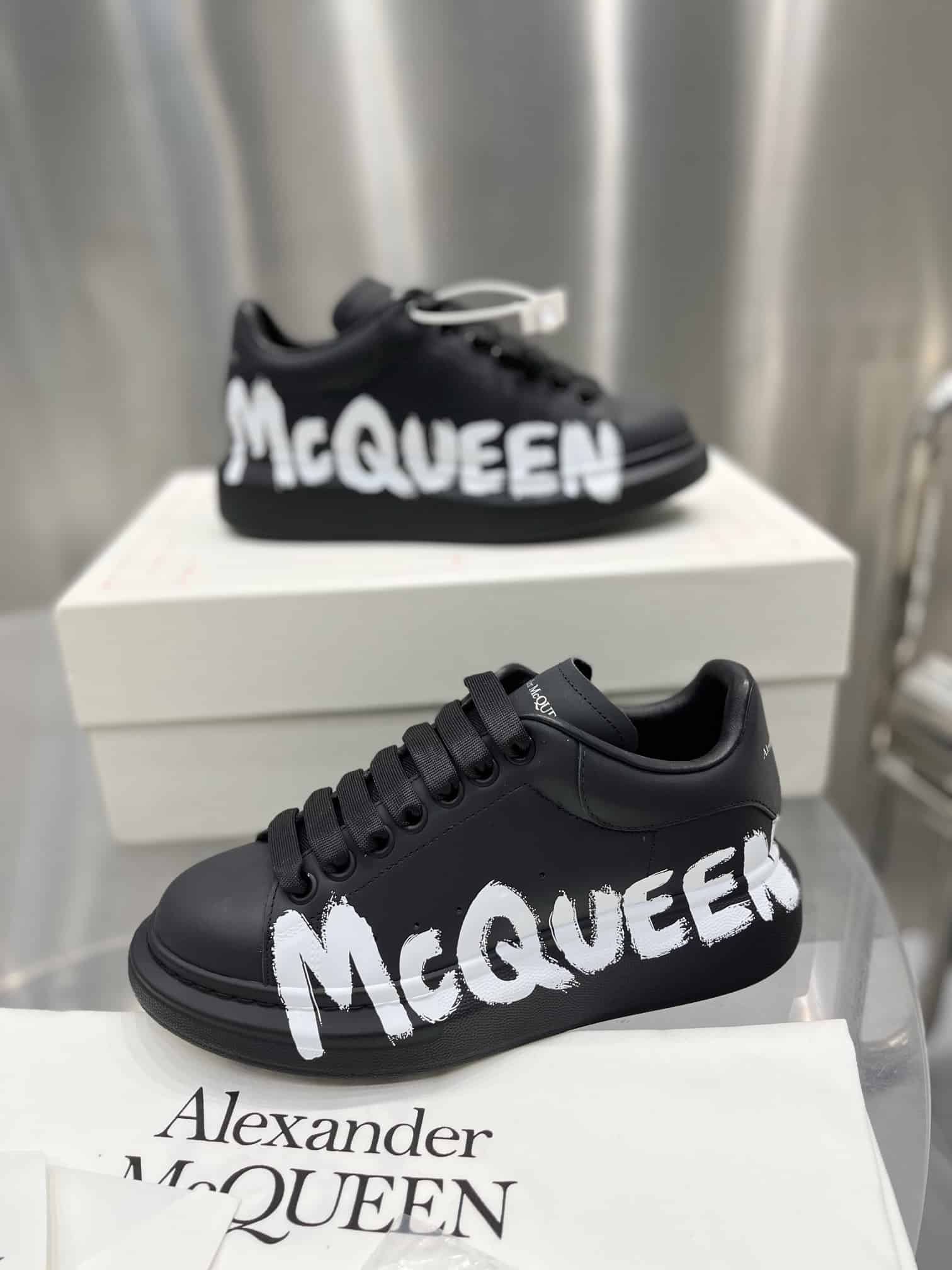 A1exa*der Mcqv*en SNEAKER AM26