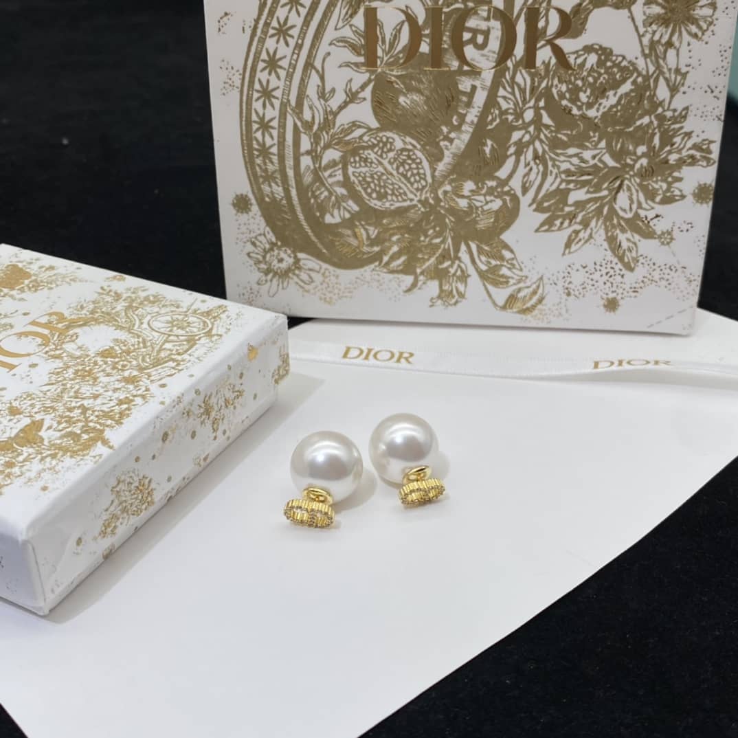 Top Quality Chr1st1an D10r Earring