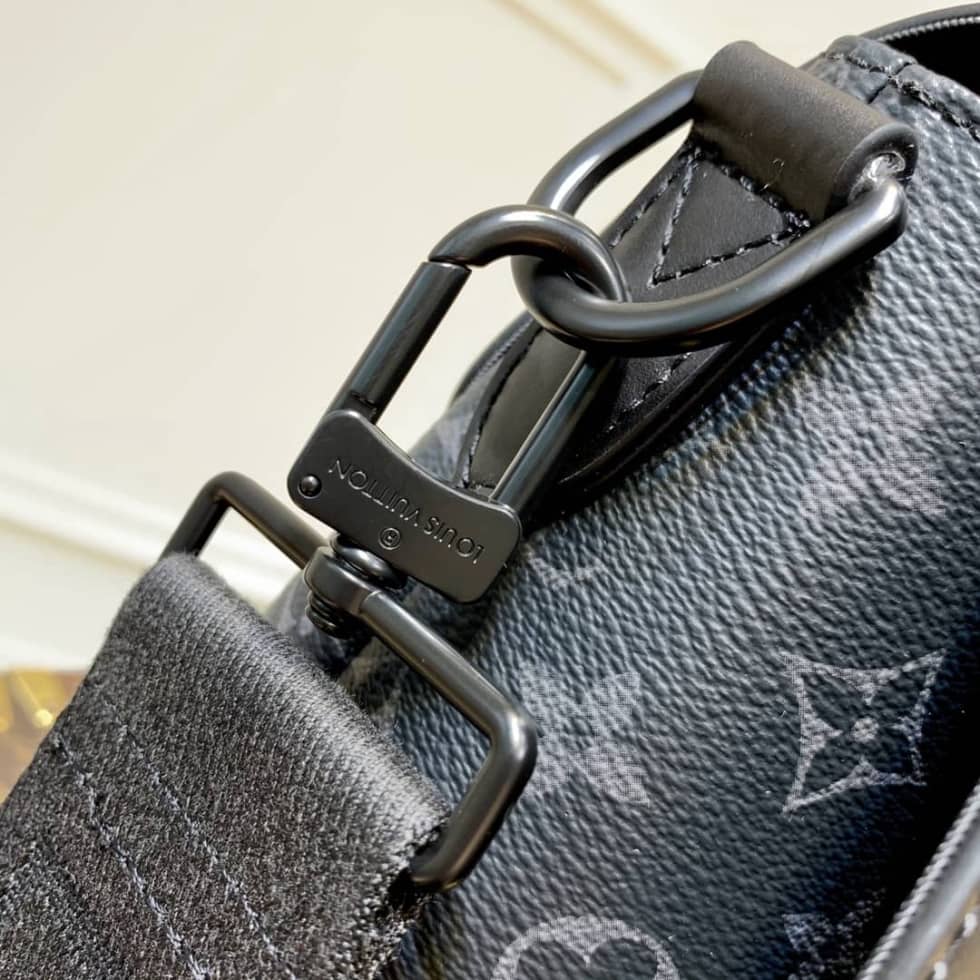L0vis Vvtt0n Saumur Black M45911 Replica Messenger Bag