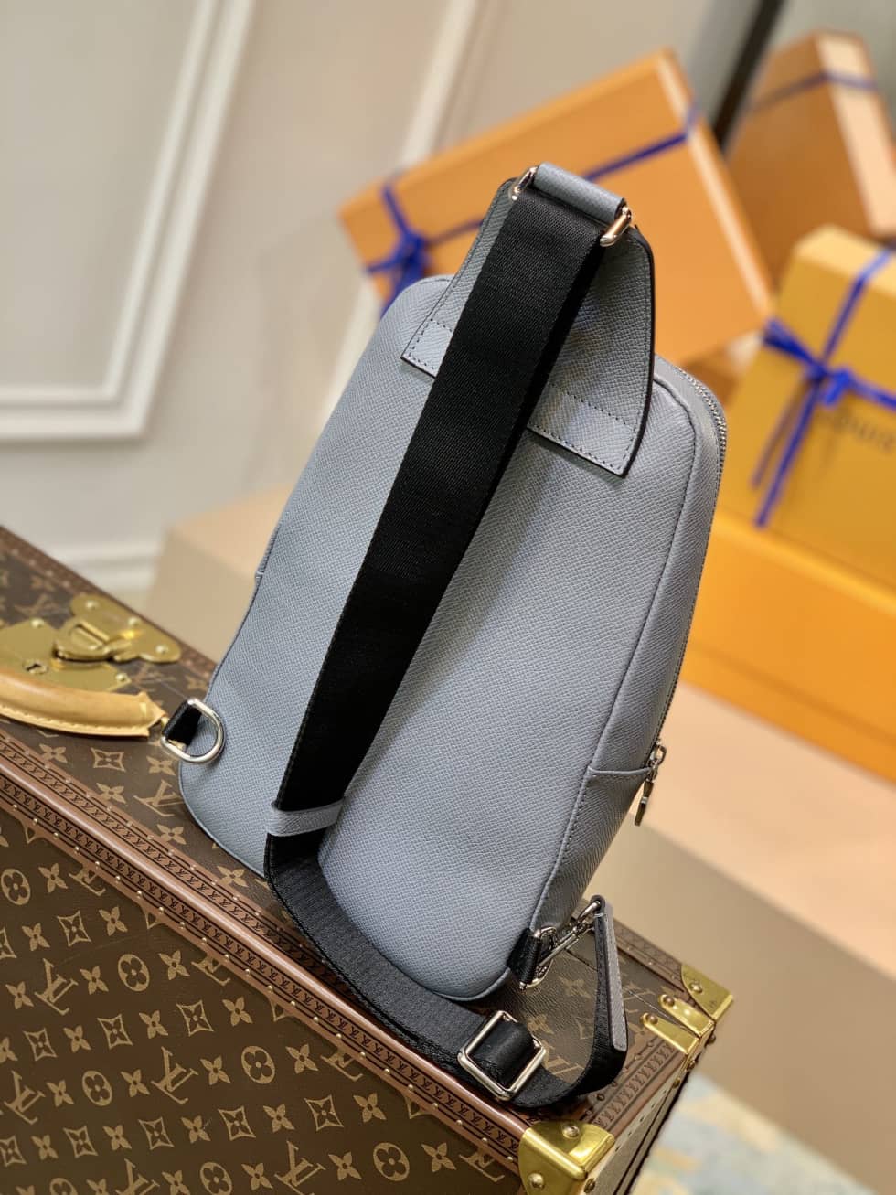L0vis Vvtt0n Avenue Sling Bag M30801 Replica Shoulder Bag