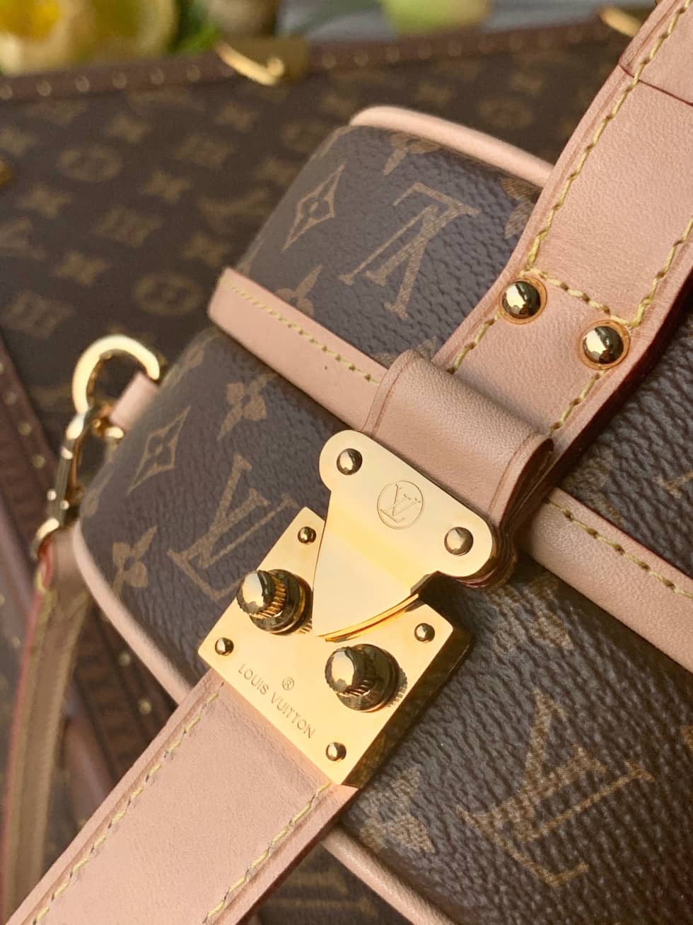 Best Replica L0vis Vvtt0n Monogram Petite Boite Chapeau PM M43514 Replica Crossbody Bag(ColaReps)