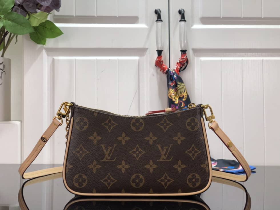 L0vis Vvtt0n Easy Pouch On Strap Monogram M81066 Replica