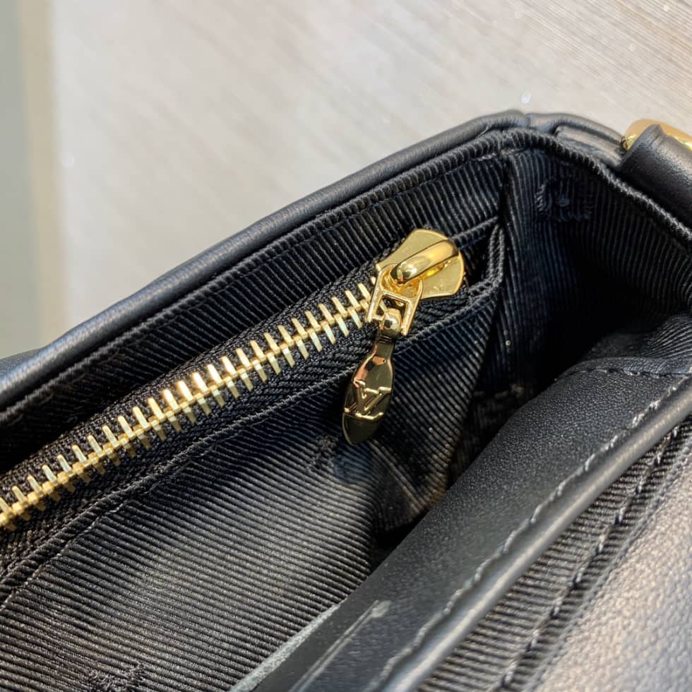 L0vis Vvtt0n Wallet On Strap Bubblegram Black M81398 Replica