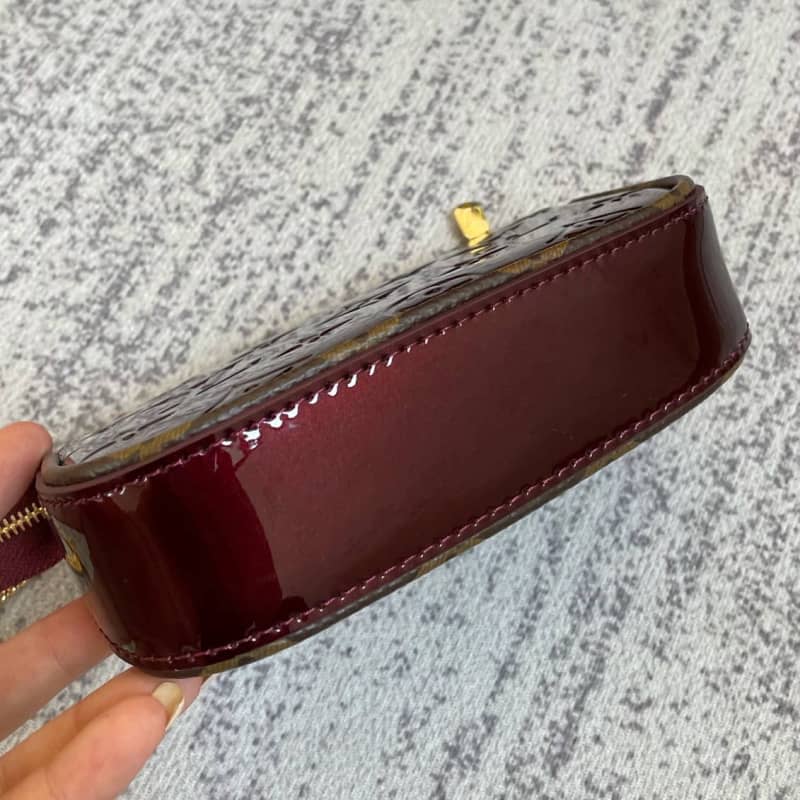 L0vis Vvtt0n Pochette Dupe Monogram Vernis Accessories Pouch Purple M58009