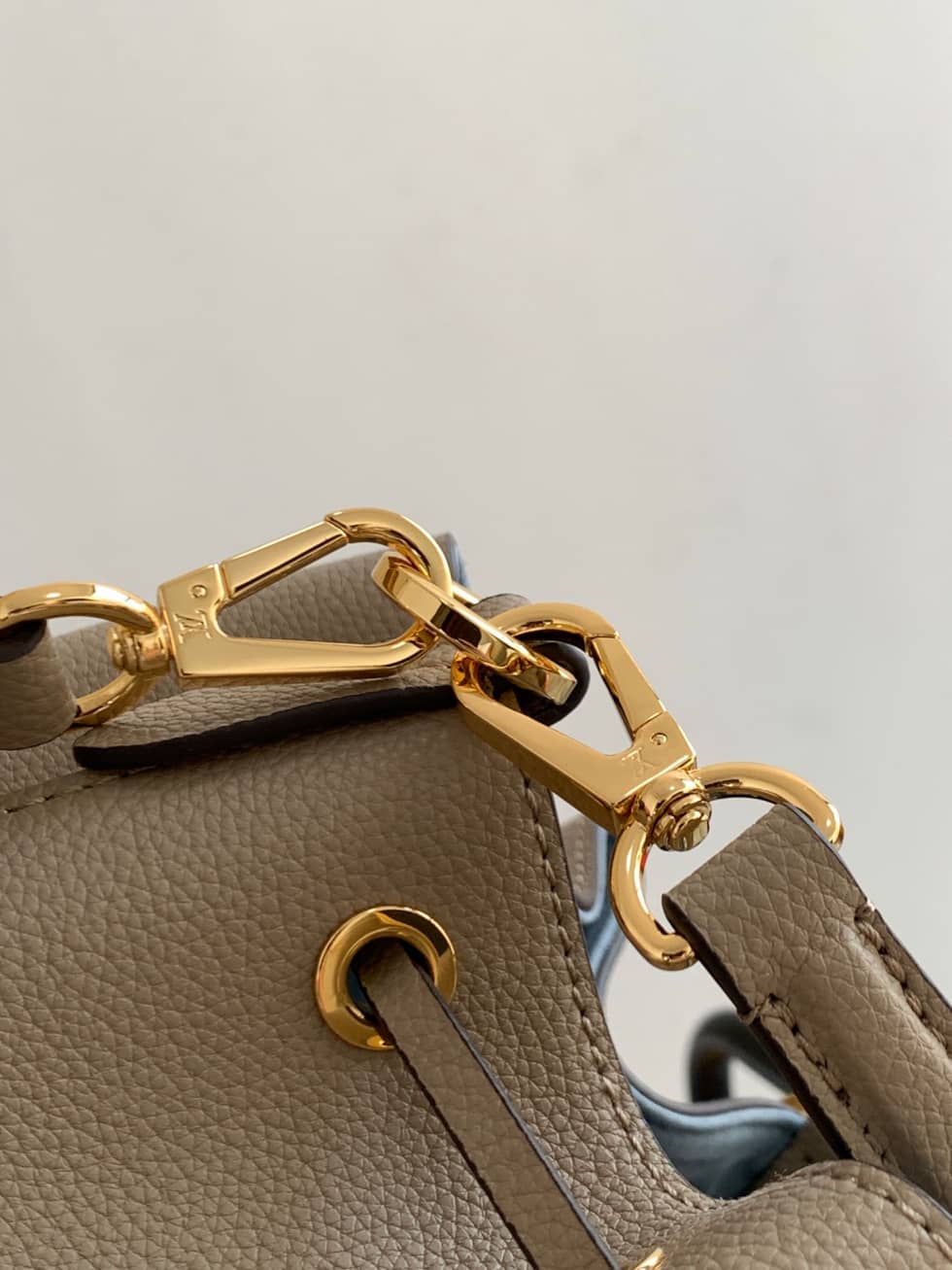 L0vis Vvtt0n Lockme Grained Calf Leather Greige M57688 Replica Bucket Bag