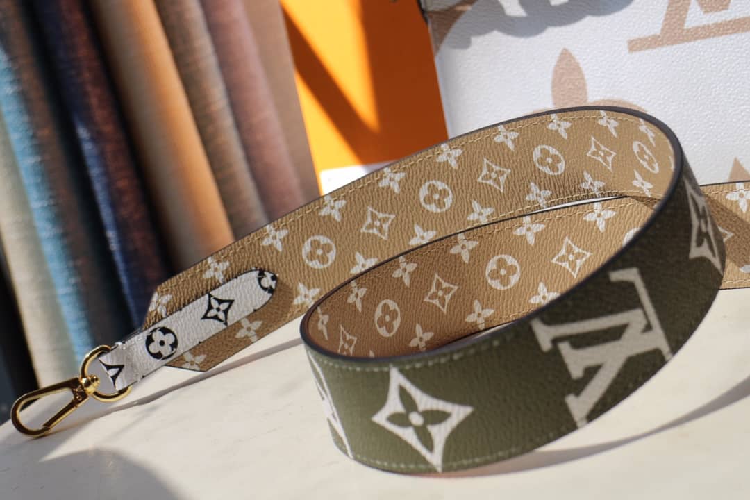 L0vis Vvtt0n Monogram Giant Toilet Pouch Crossbody Bag Replica Green M67692
