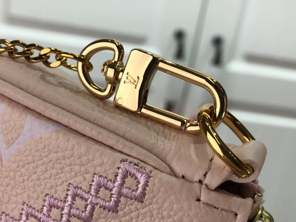 L0vis Vvtt0n Mini Pochette Accessoires Empreinte Broderies Pink M81140 Replica