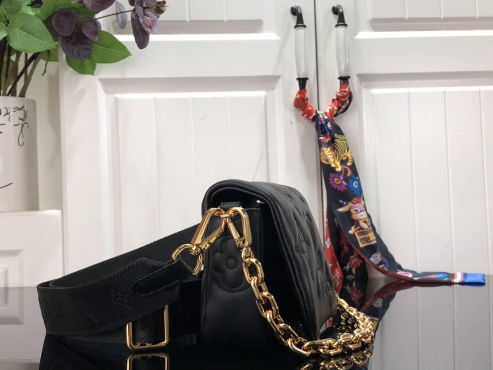 L0vis Vvtt0n Wallet On Strap Bubblegram Black M81399 Replica