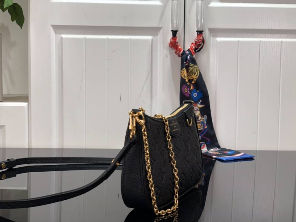 L0vis Vvtt0n Easy Pouch On Strap Black Empreinte M81066 Replica