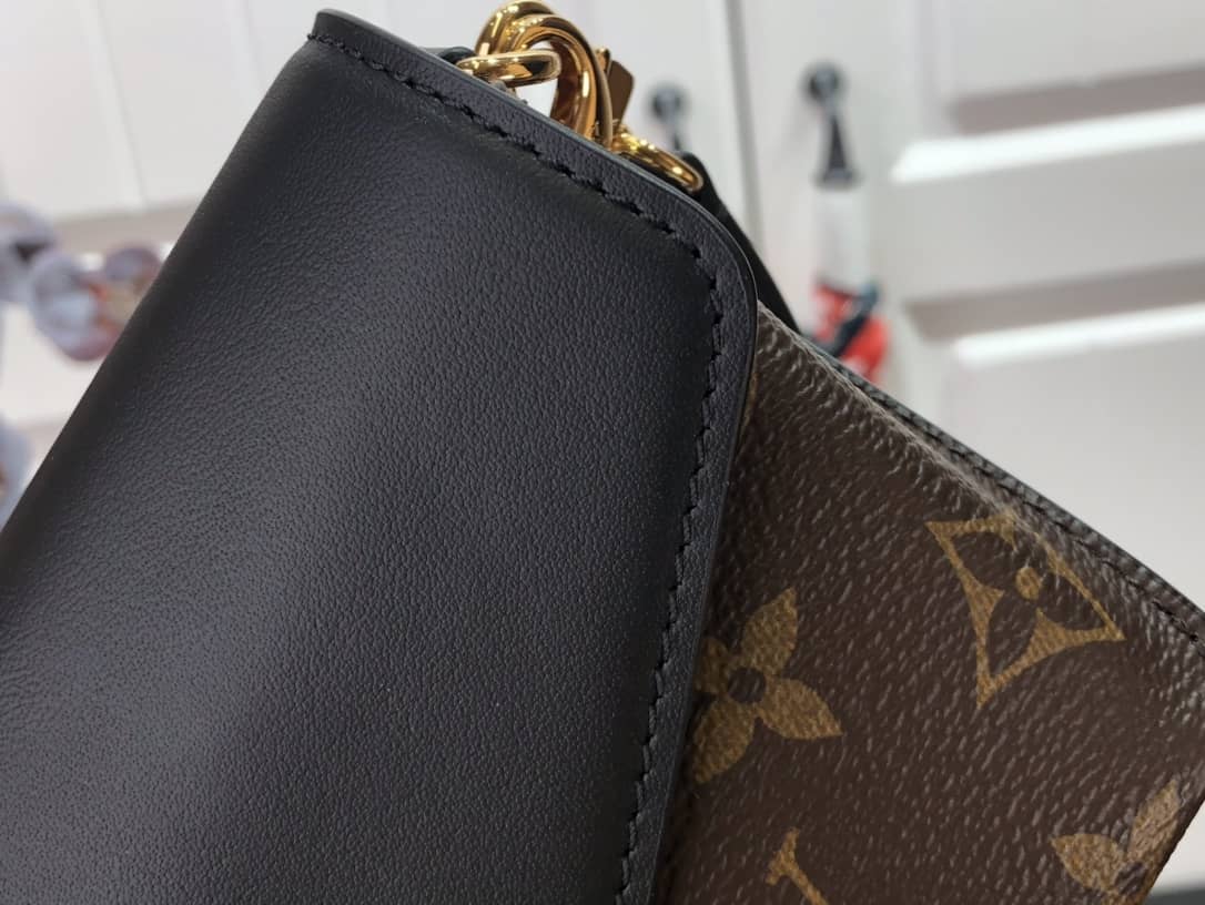 L0vis Vvtt0n Padlock On Strap Monogram Replica Shoulder Bag Black M80559