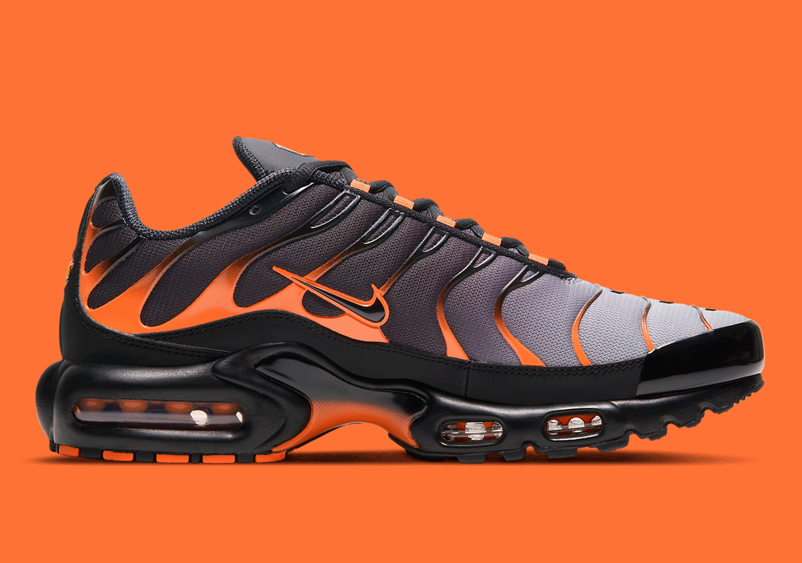Air Max Plus Black Total Orange D7111-002