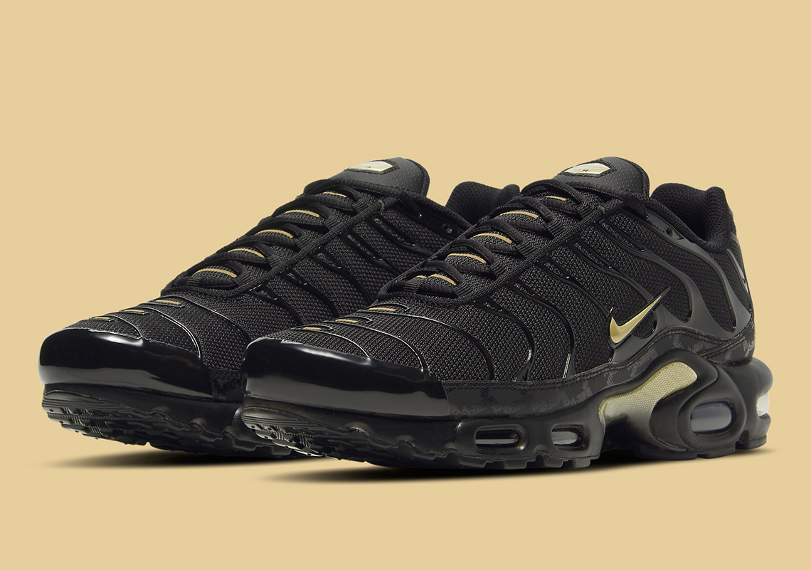 Air Max Plus Black Metallic Gold DC4118-001
