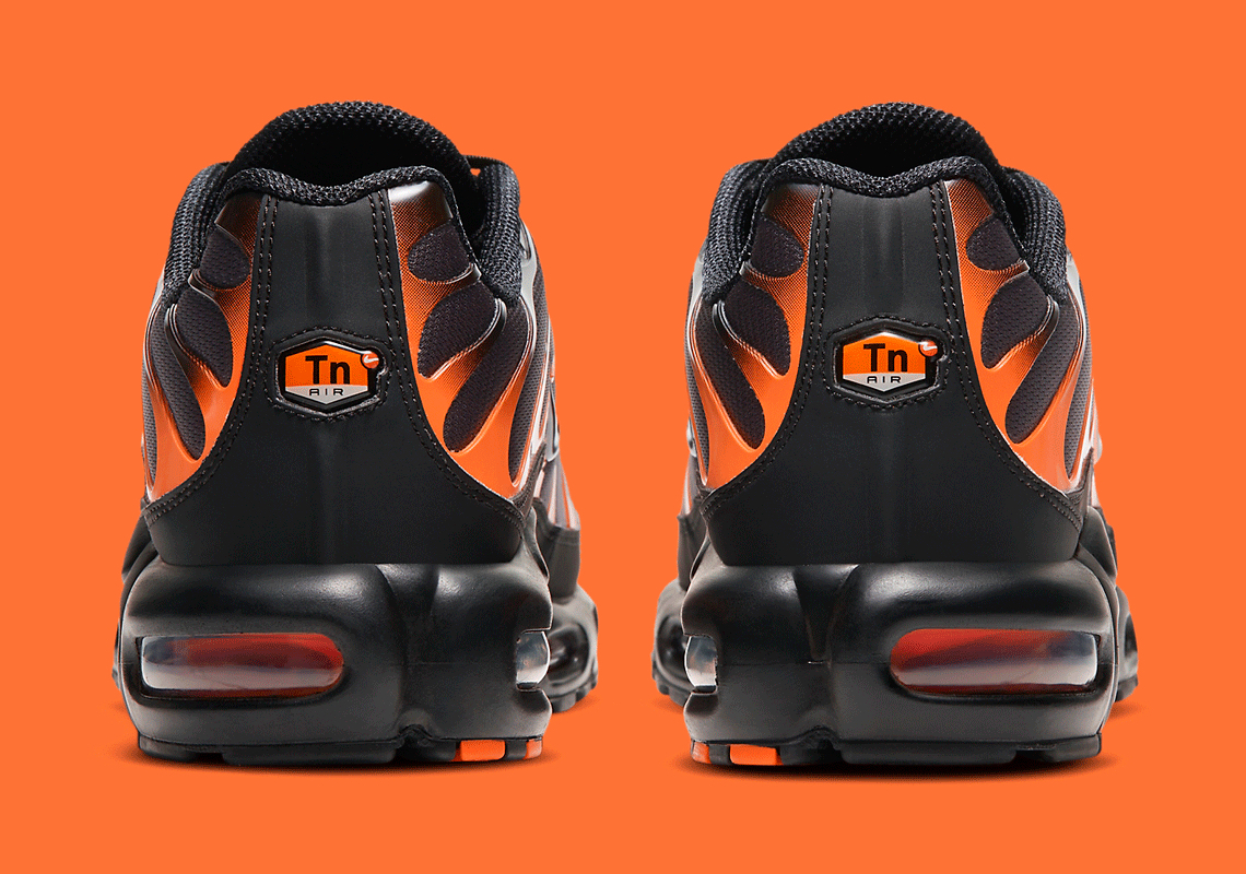 Air Max Plus Black Total Orange D7111-002