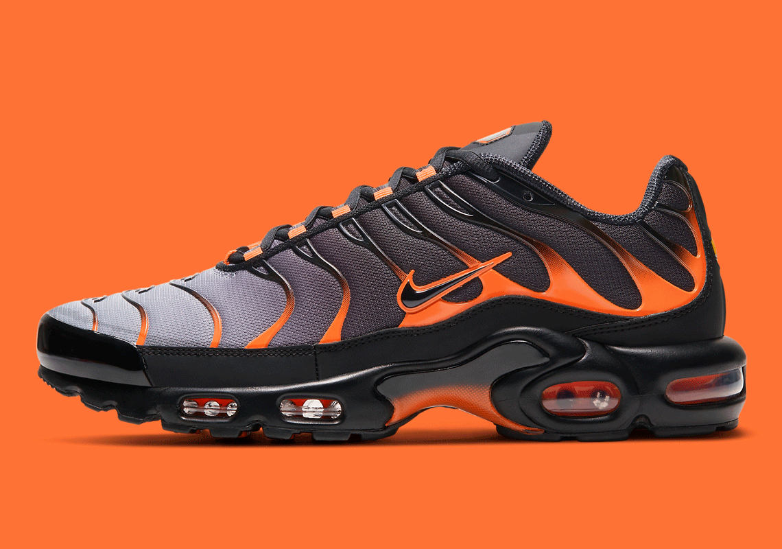 Air Max Plus Black Total Orange D7111-002