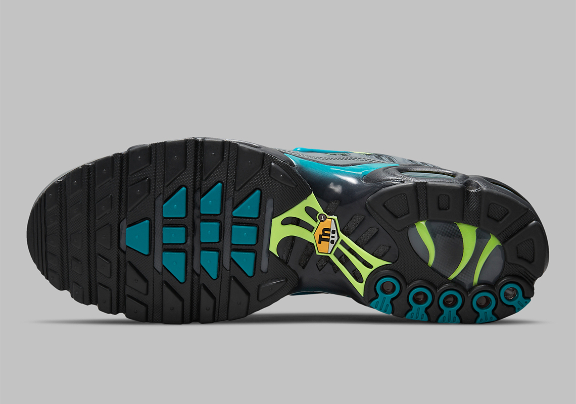 Air Max Plus Champions League DJ6896-070