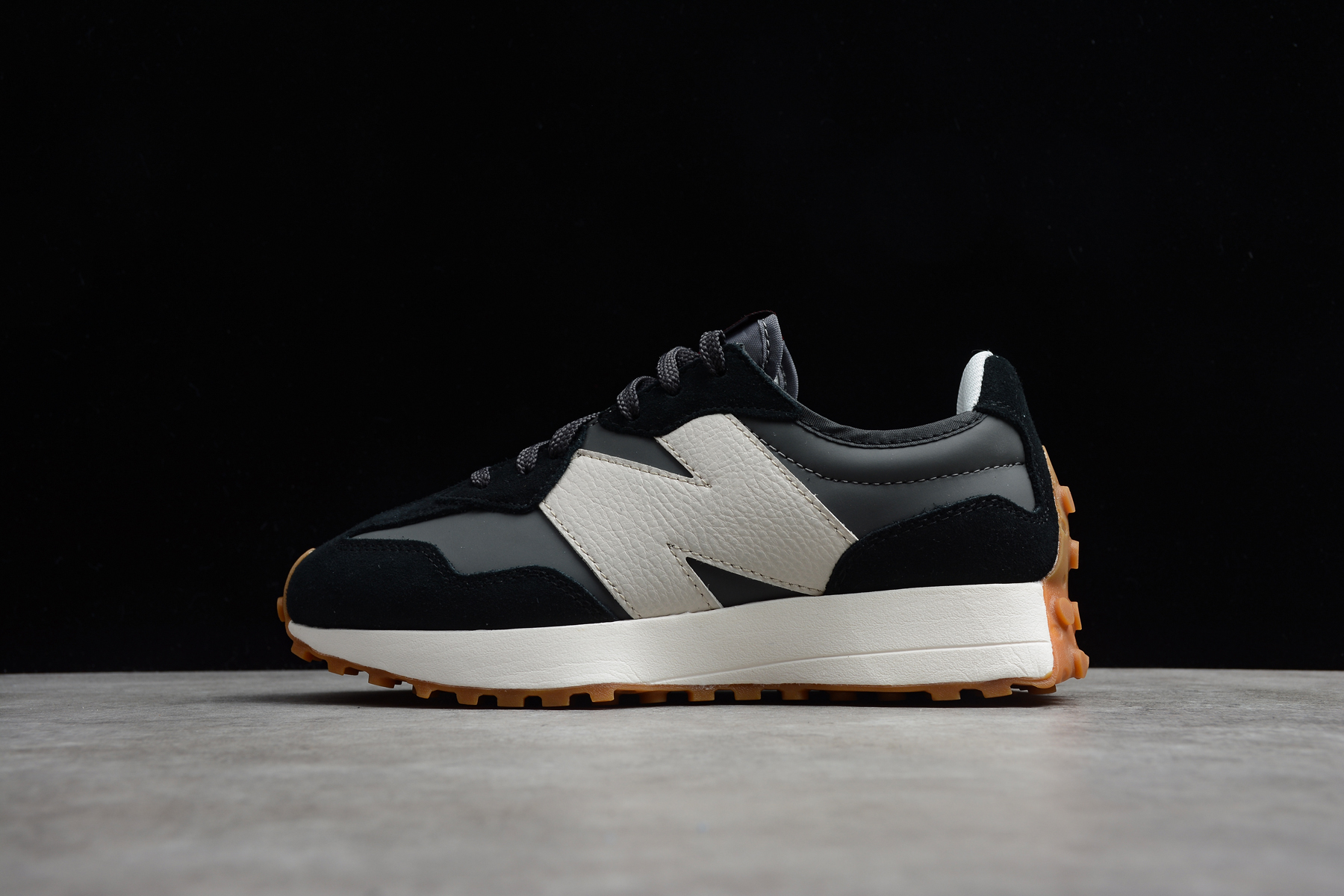 Wmns 327 Black WS327KC