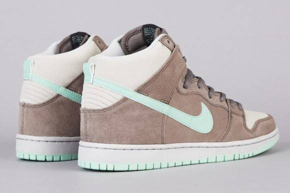 Dunk High Pro SB Soft Grey 305050-030
