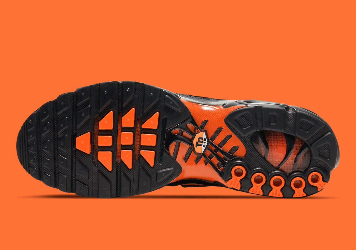 Air Max Plus Black Total Orange D7111-002
