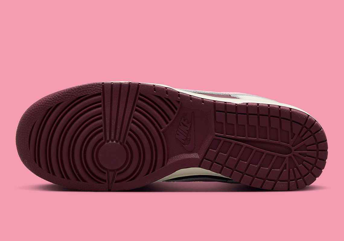 Wmns Dunk Low Valentine s Day DR9705-100