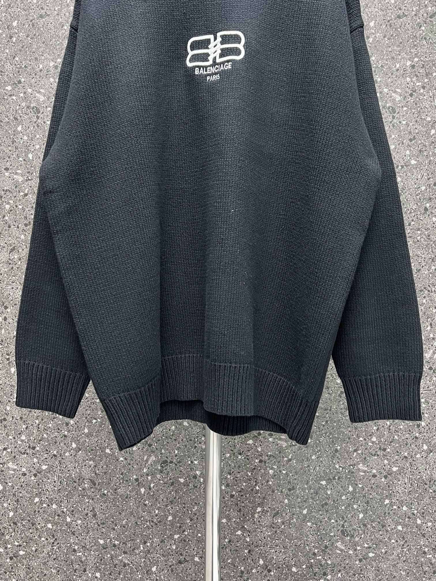 Ba1en*iaga Sweater