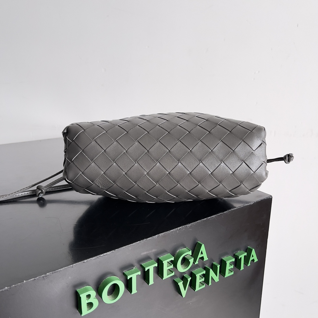 B0tt*ga Ven*ta Woman